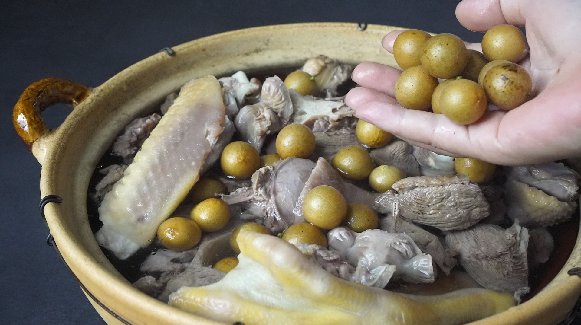 夏天福建广东两省人都爱煲的老鸭汤，清爽营养又解暑，孩子爱吃