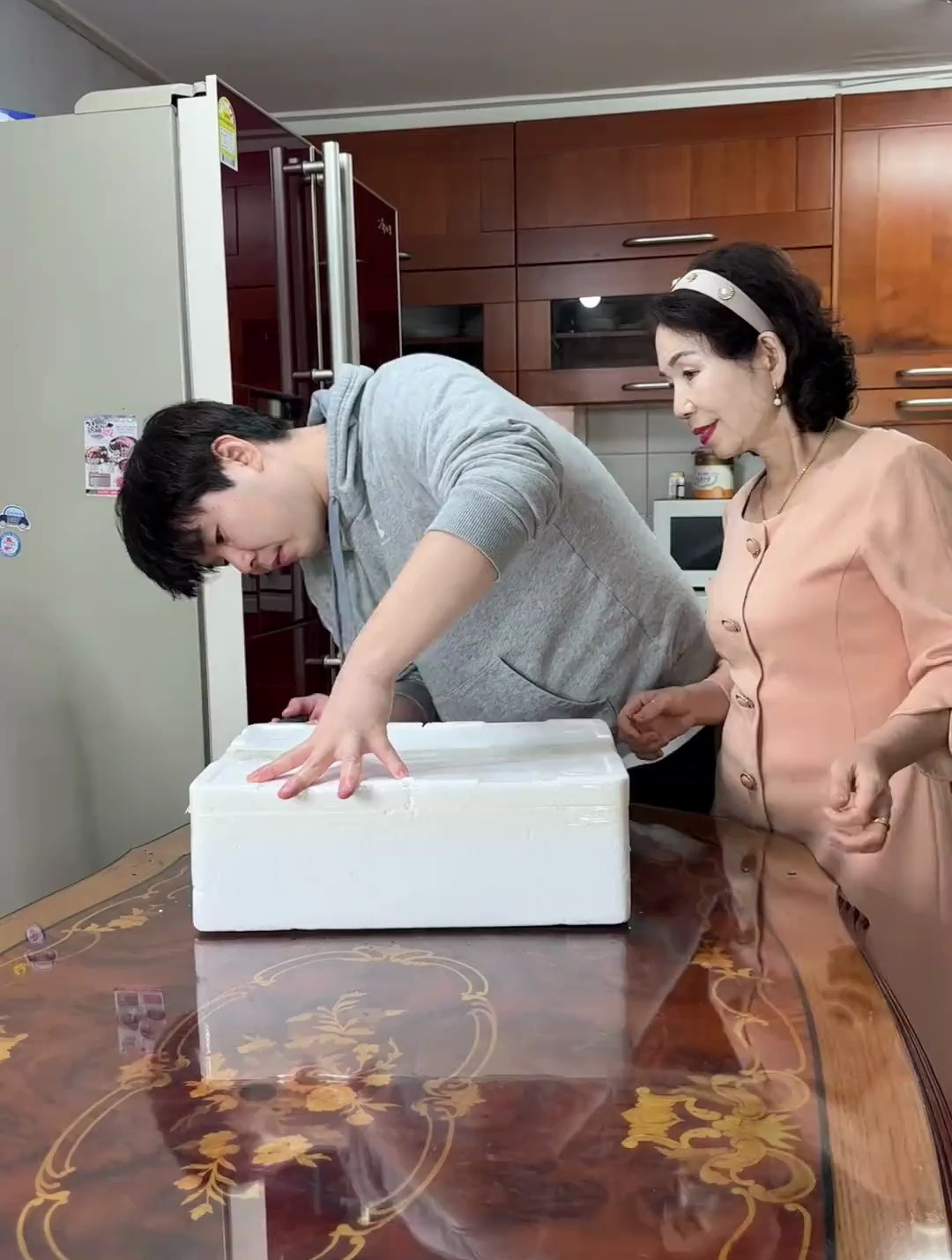 欧巴和婆婆今天买了一只大真鲷鱼～欧巴说切生鱼片吃～