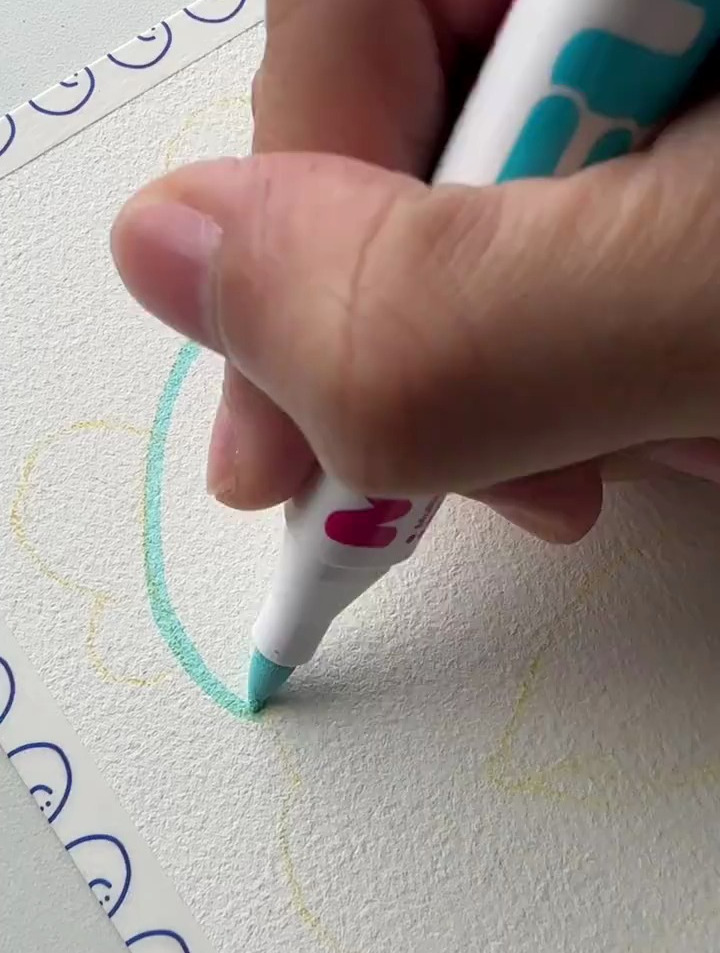 沉浸式画!戴着小丑鱼帽子的小黄鸭