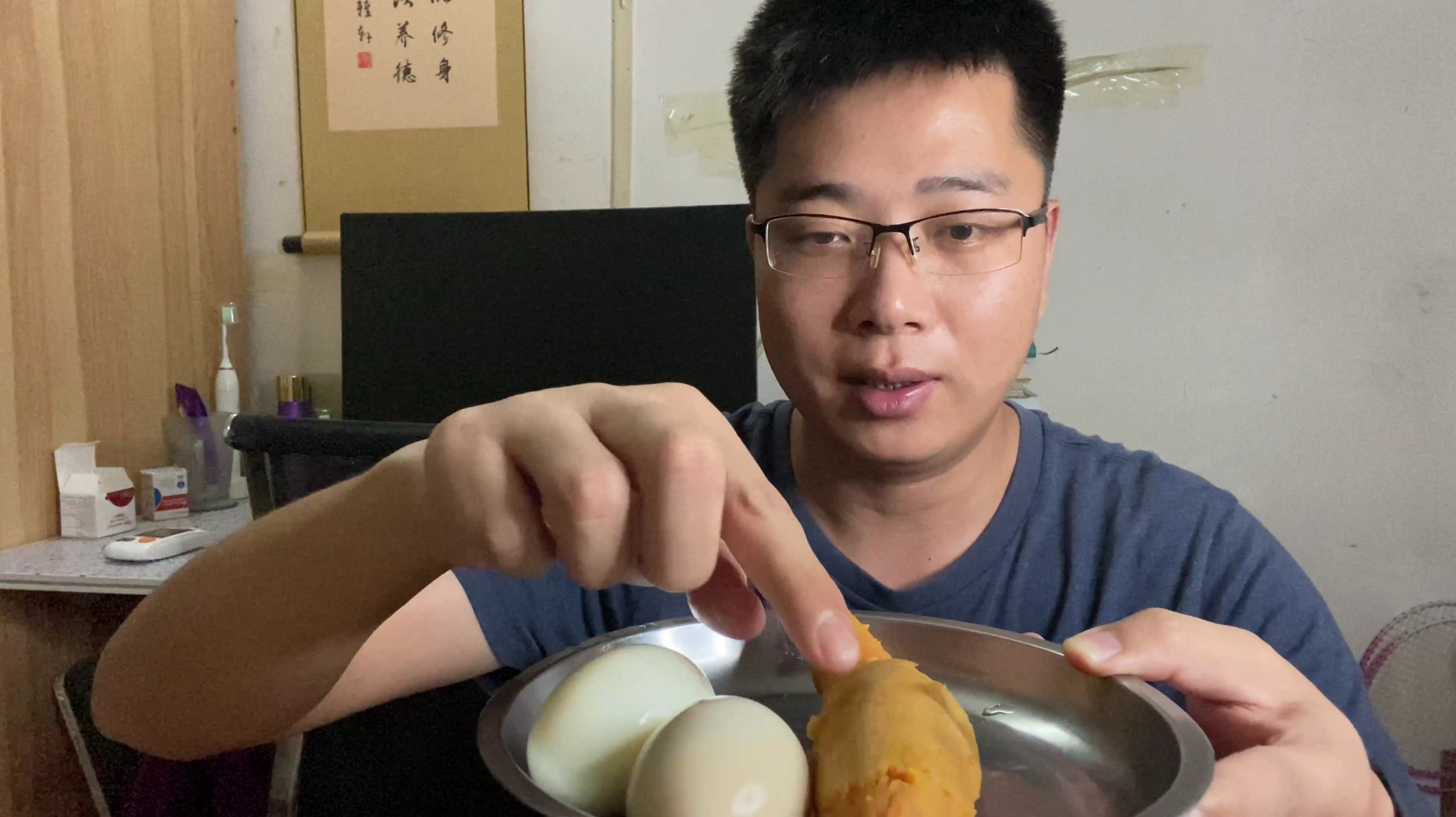 终于找到一顿满意的控糖早餐:1个红薯2个鸡蛋1杯牛奶!