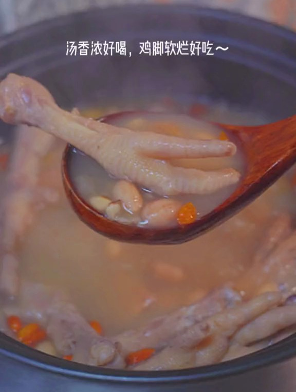 要多喝汤水,板栗花生鸡脚汤,香浓又清甜,适合一家大小喝!