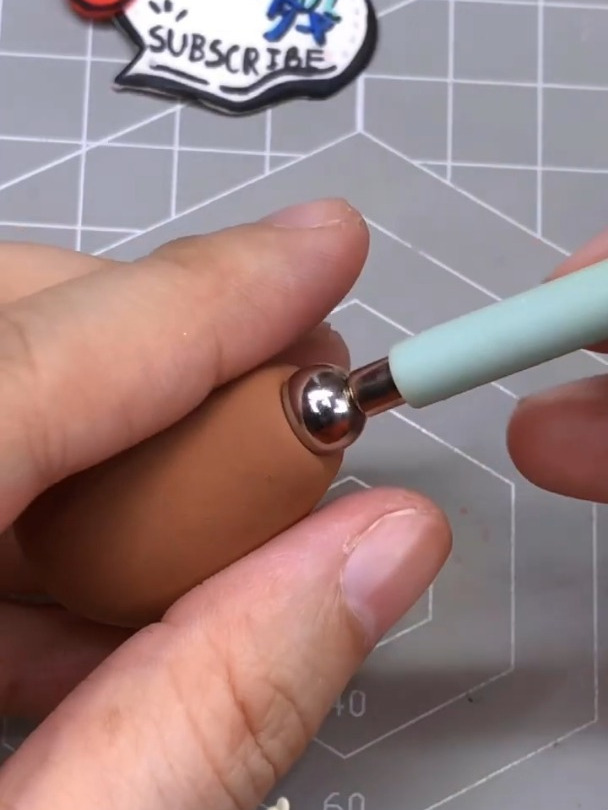 快来学习用橡皮泥制作表情符号中的鸡腿!