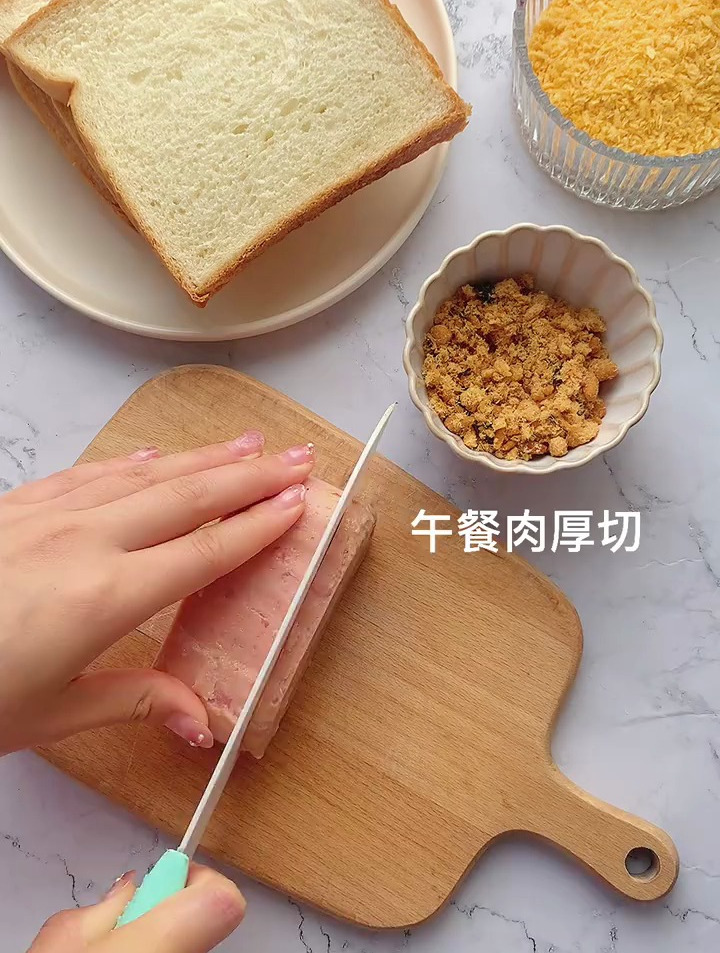 芝士午餐肉脆皮三明治,分成小份吃起来更方便