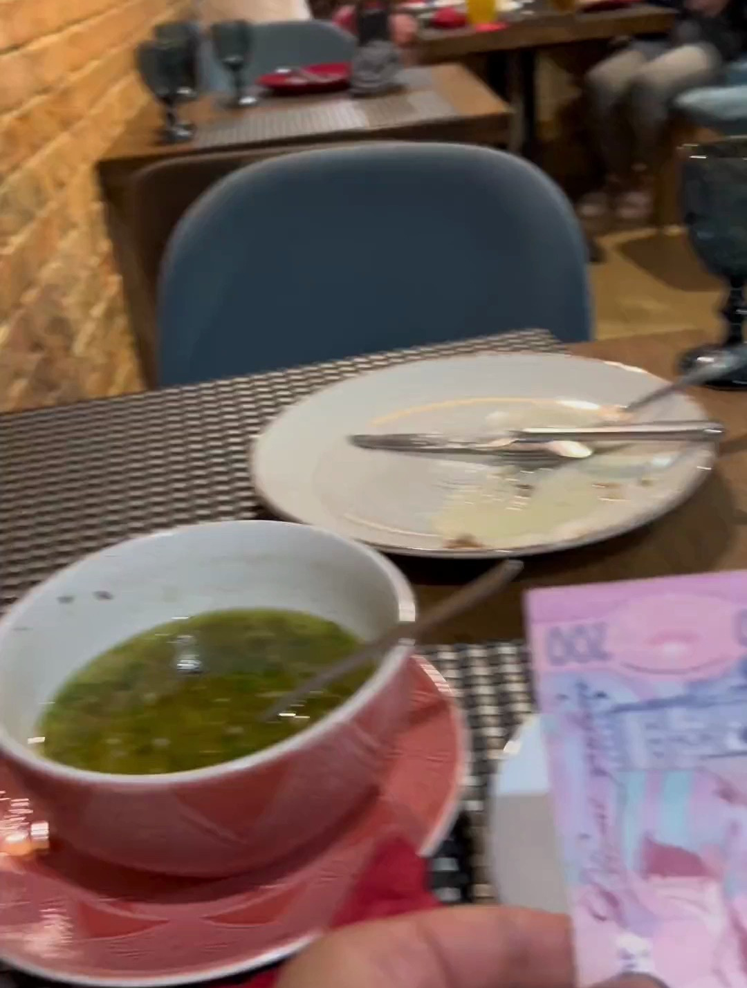 看看早上起来点屉包子和一碗牛肉汤需要多少钱?
