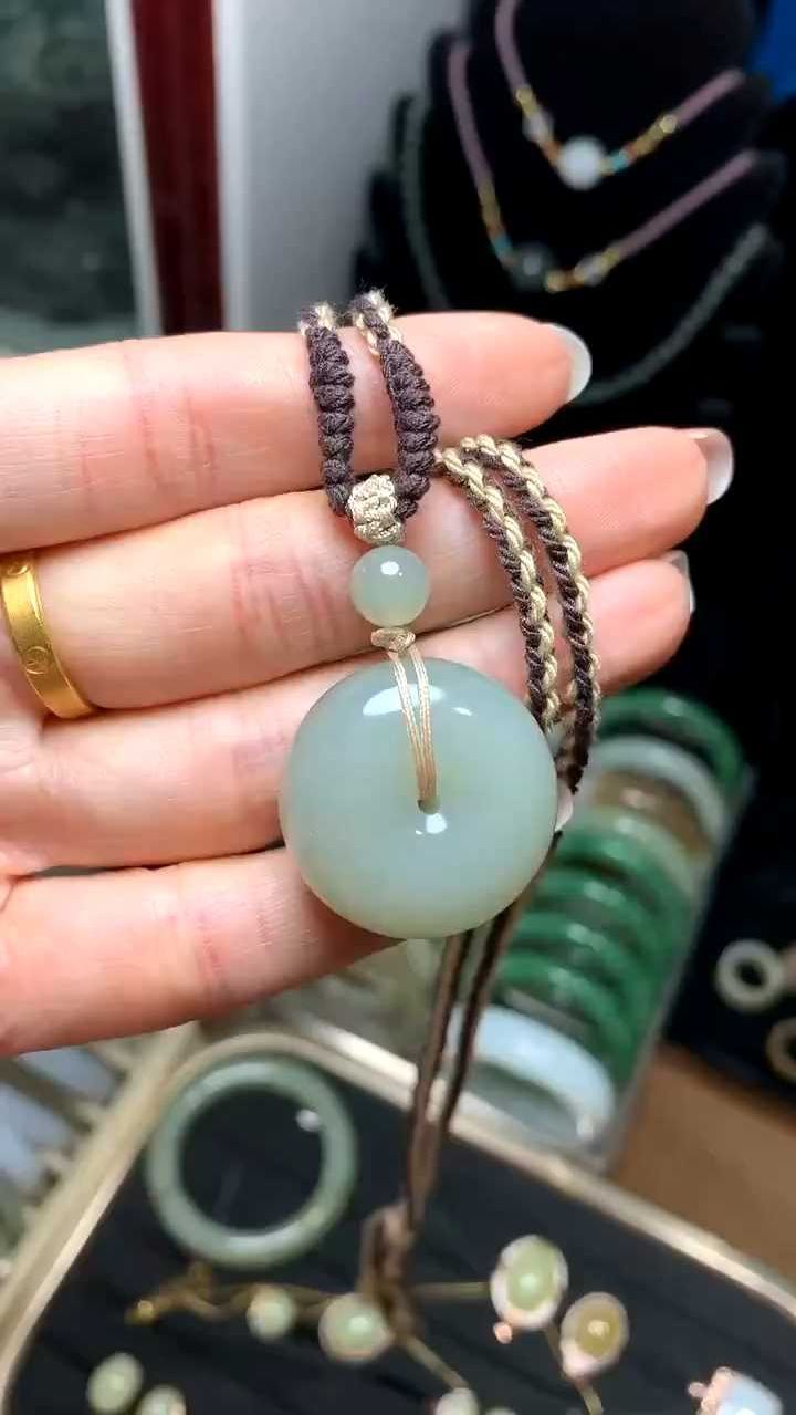 且末金山高青白玉面包圈把件,重量74克,规格5.1x1.5