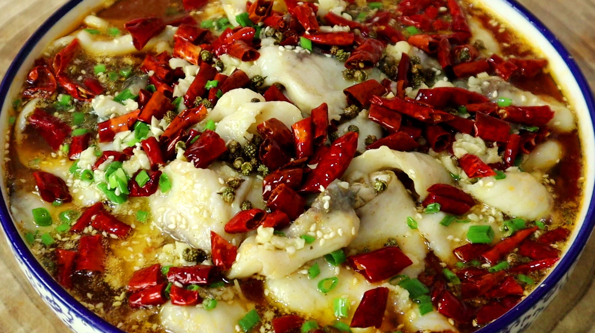 饭店的水煮鱼为啥那么好吃？大厨教你技巧，滑嫩无腥味，味道超赞