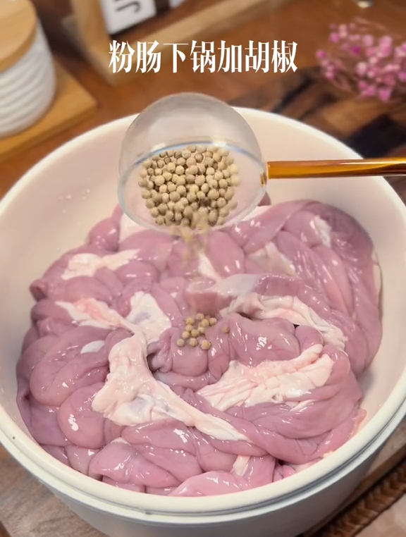 粉肠有很多人喜欢白灼或爆炒,而我最喜欢结合酸菜的做法