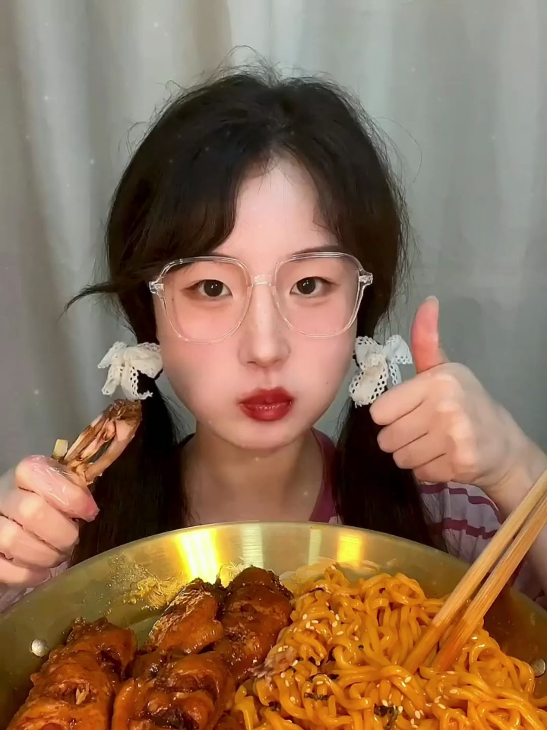 火鸡面搭配软烂的鸡翅我可太会吃了