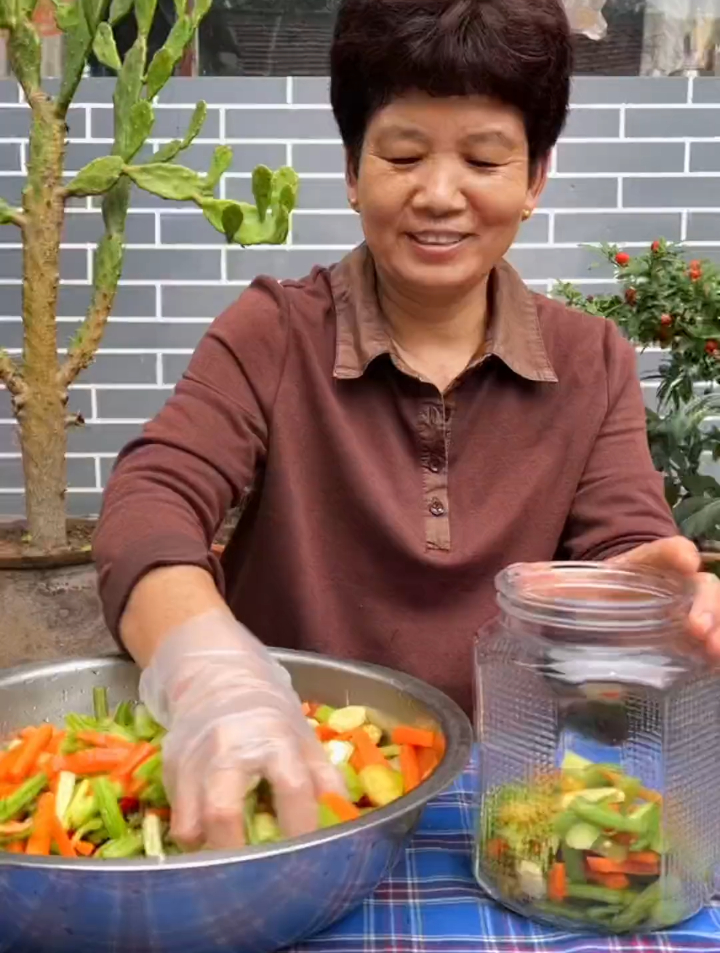 今天分享一个腌芹菜泡菜的家常版做法