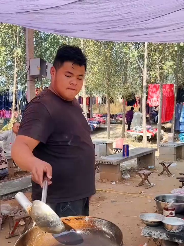 爱答不理的样子,我就喜欢这种感觉,鲅鱼汤只需一分钟