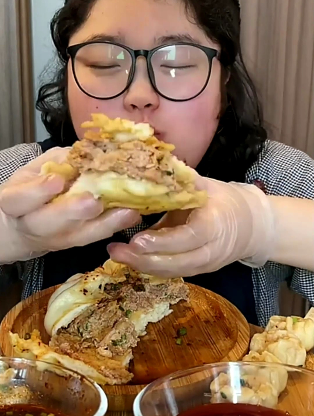 炸鸡大号肉包子,外加提子蛋糕,吃起来太香了