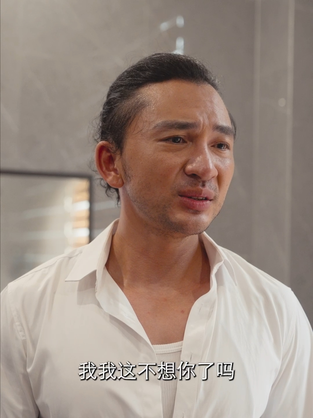 猛男突然闯进浴室偷看美女洗澡,真相令人哭笑不得