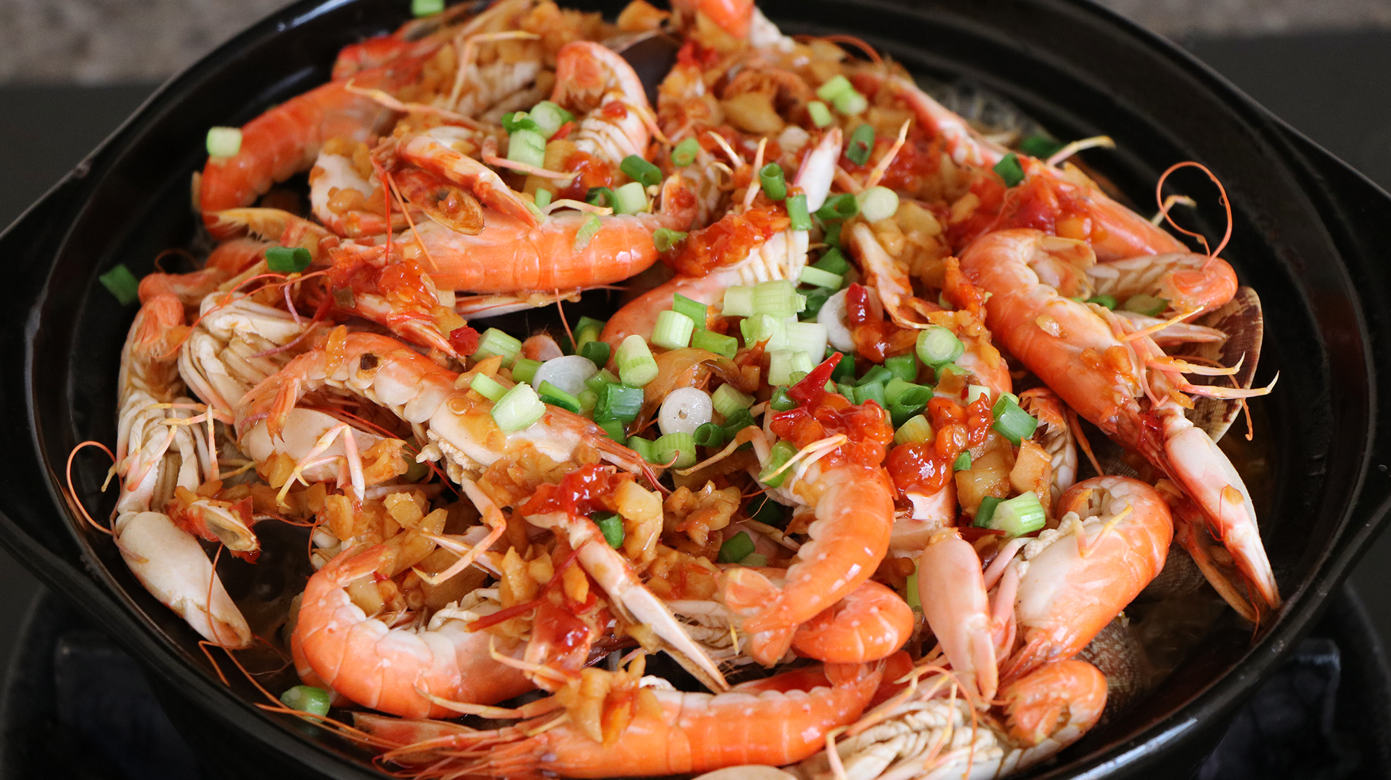 鲜虾花甲粉丝煲就喜欢这样吃，简单易做又好吃，百吃不厌