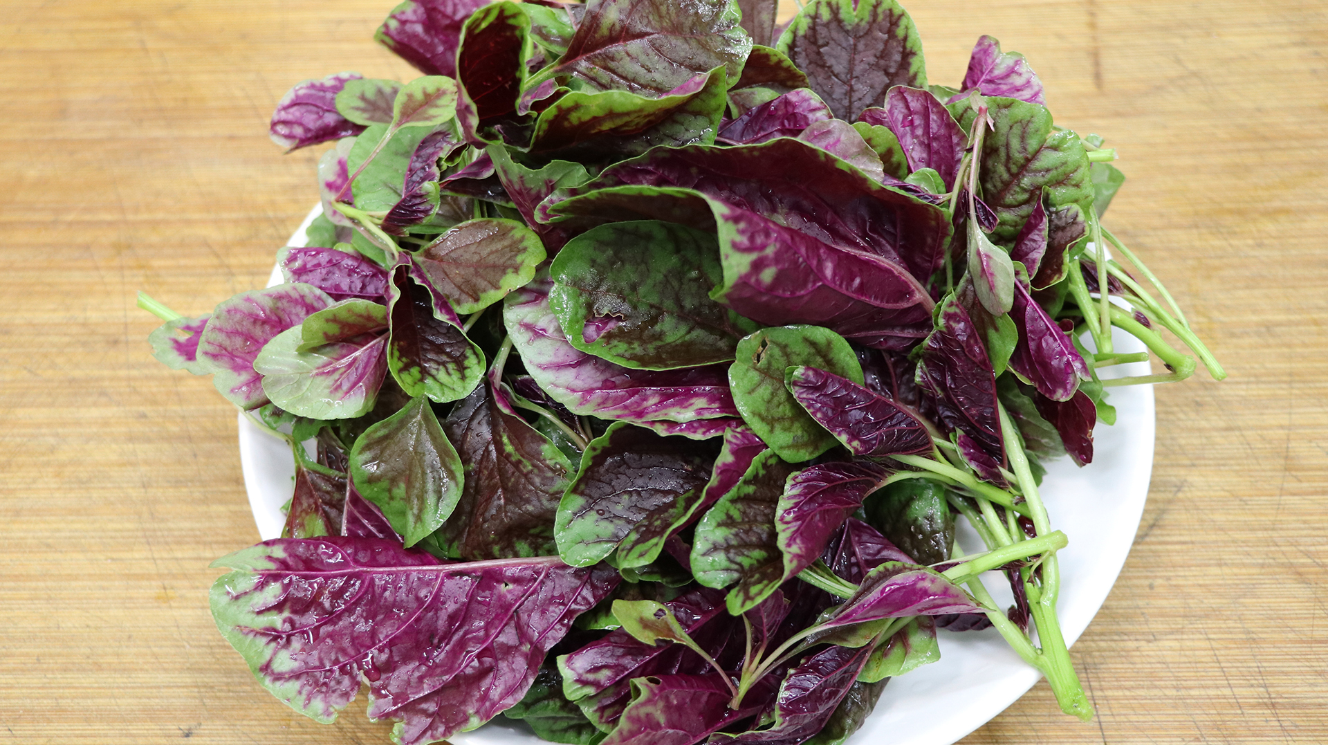 炒红苋菜要不要焯水，教你这样做，鲜嫩美味，比吃大鱼大肉还过瘾