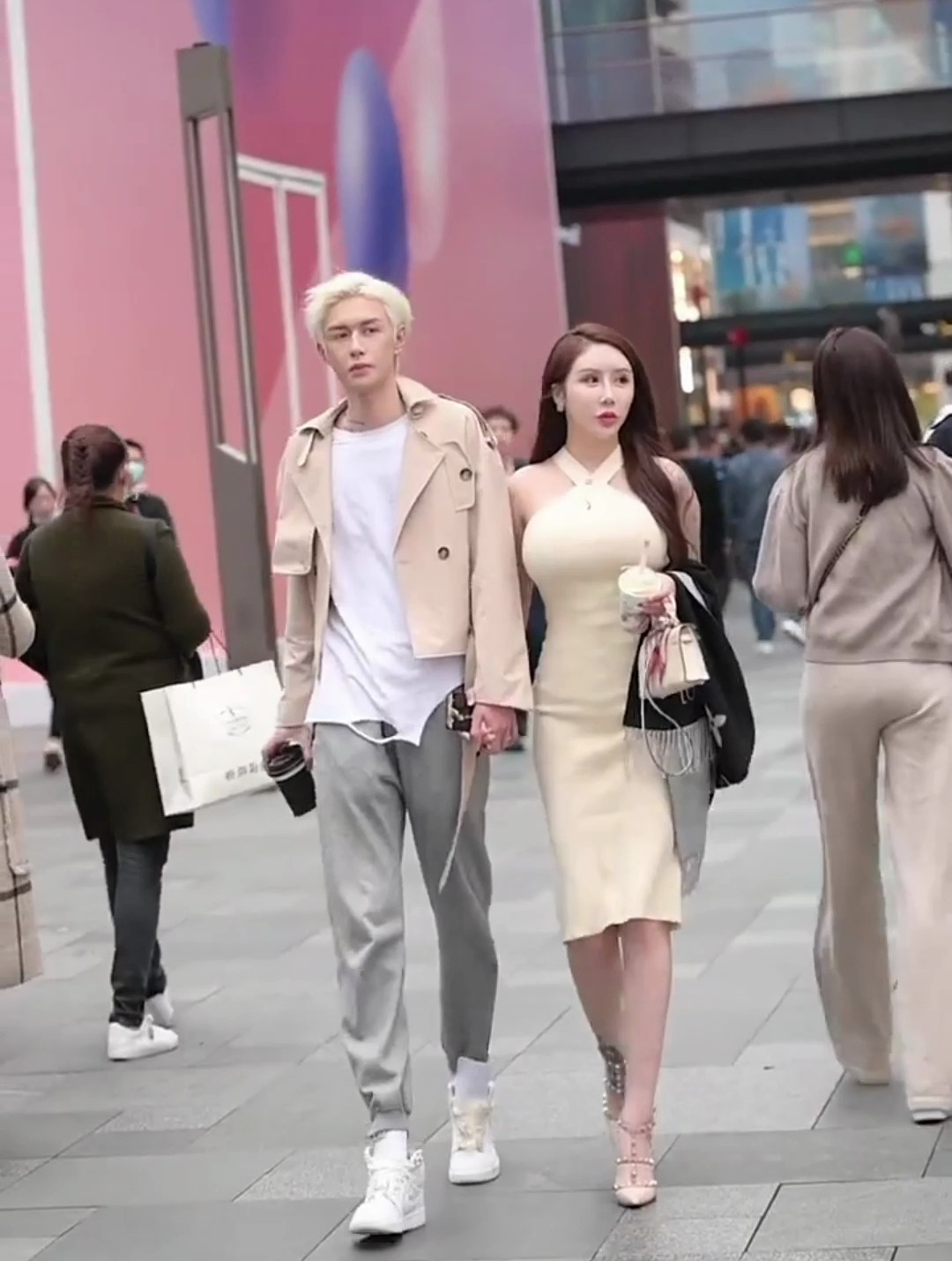 街拍微胖肉感美女,这小伙,福气是真不小啊