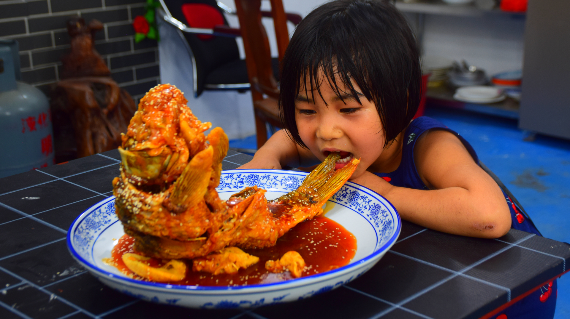 糖醋鲤鱼怎么做好吃?跟着这方法做,酸甜美味造型好看,好吃极了