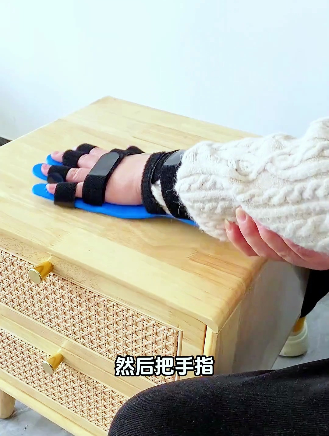 “鸡爪手”伸展不开,如何居家锻炼?