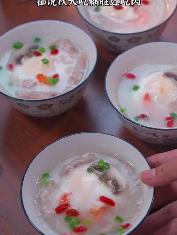 今天做了孩子们爱吃的莲藕肉饼汤