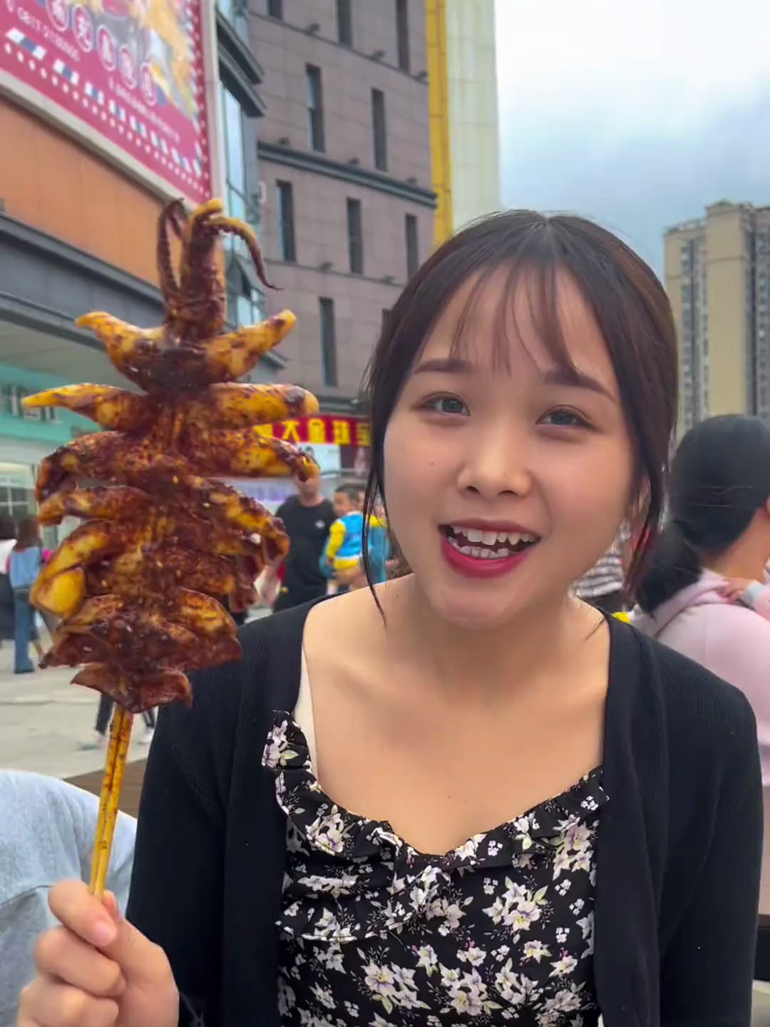 比脸还大的鱿鱼你吃过四川女孩