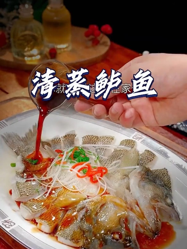 家常清蒸鲈鱼,简单蒸一蒸,鲜嫩爽滑上桌秒光