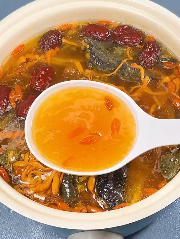 乌鸡汤这样做,滋补养生 简单易做
