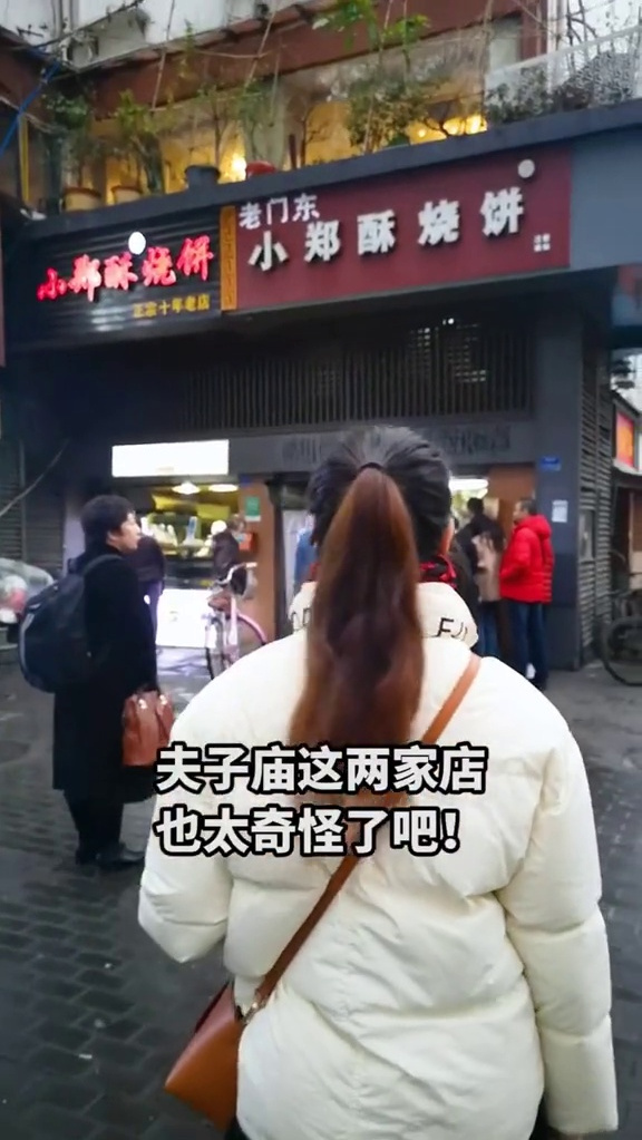 2家开一起的神奇烧饼店,师傅店vs徒弟店,你会选哪家?