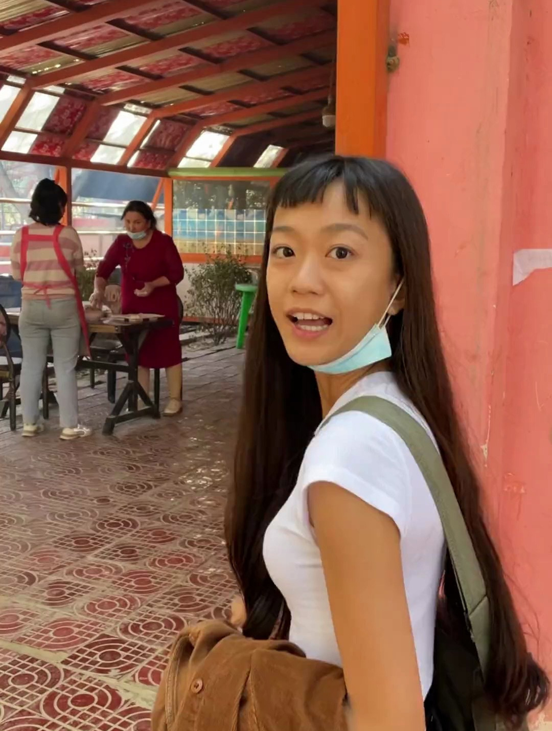 带台湾贝贝到和田吃馕坑饺子,烤出来滋滋冒油太香了!