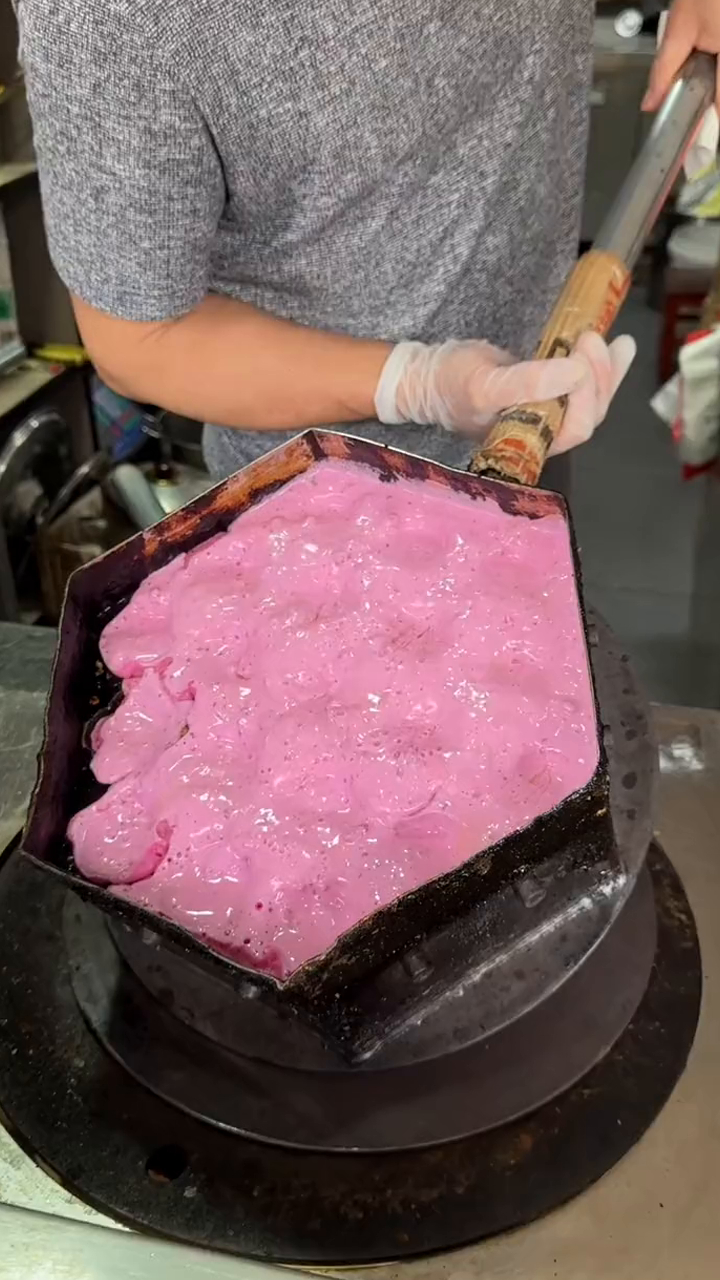 台州街头偶遇粉色梅花糕,甜甜糯糯的巨香