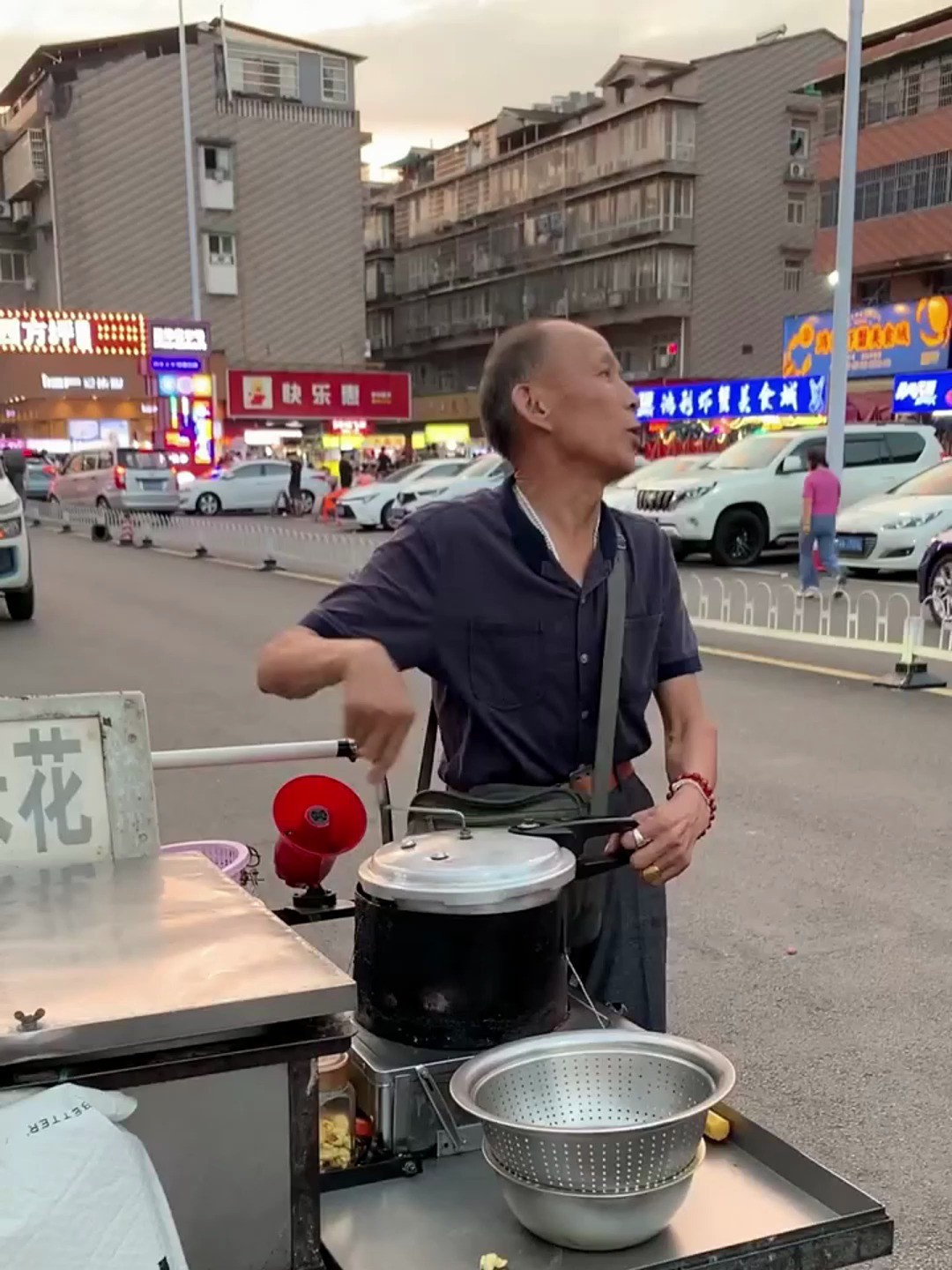 手摇爆米花,居然还是小时候的味道