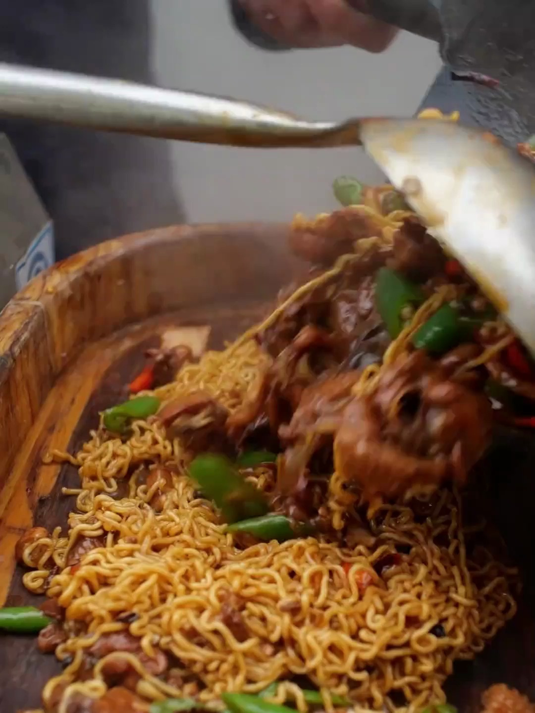 辣子鸡拌面条 各家做的不一样,今天用的方便面