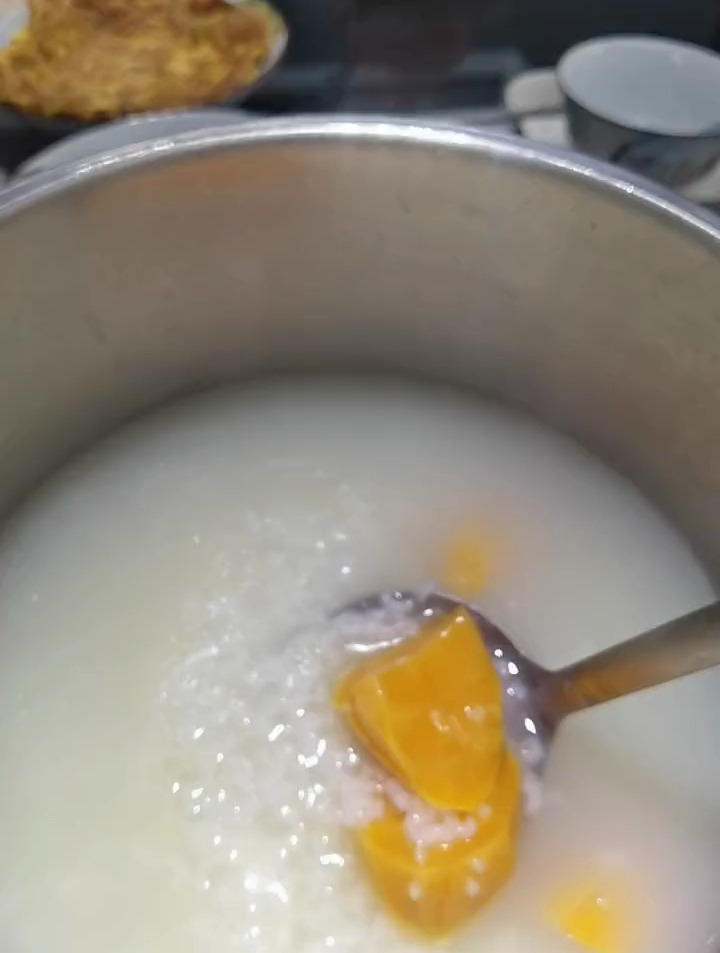 地瓜粥 厚朥炒芥兰 菜脯煎蛋 潮州肉冻 泡菜 咸蛋 油橄榄!