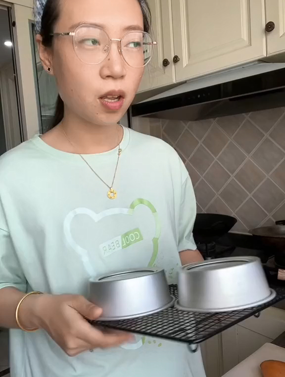 暑假里全职妈妈的一天是这样的……今天做了一个小五寸祝寿蛋糕