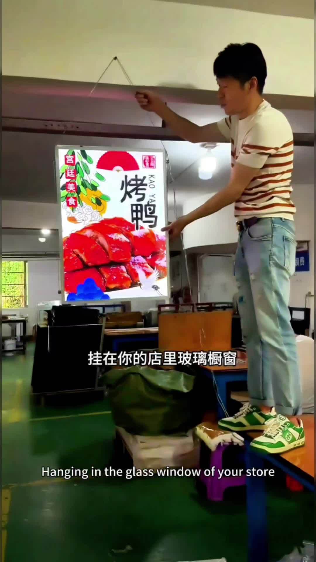 可以双面发光的吊顶灯箱你看它更换画面简单