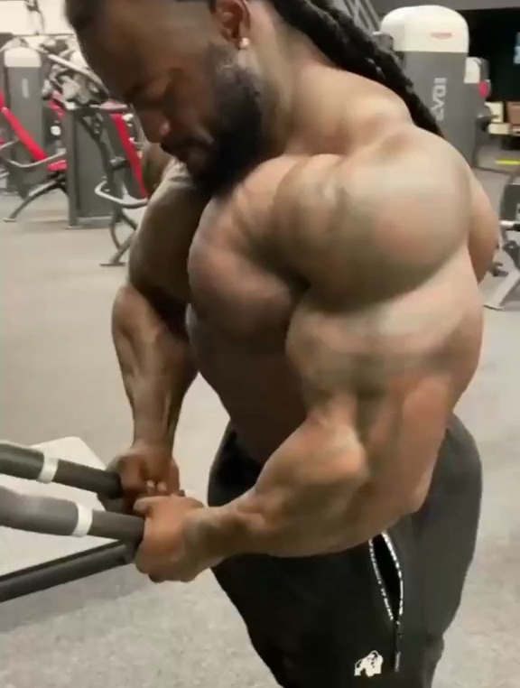 喜欢大块头肌肉男的快来看,这家伙够劲