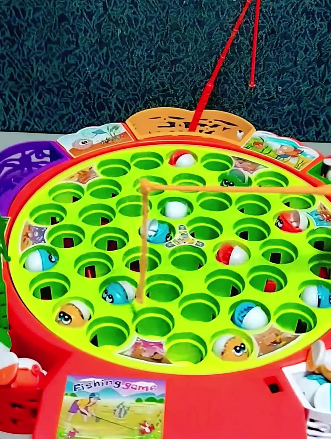 玩具展示:红绿色的钓鱼机