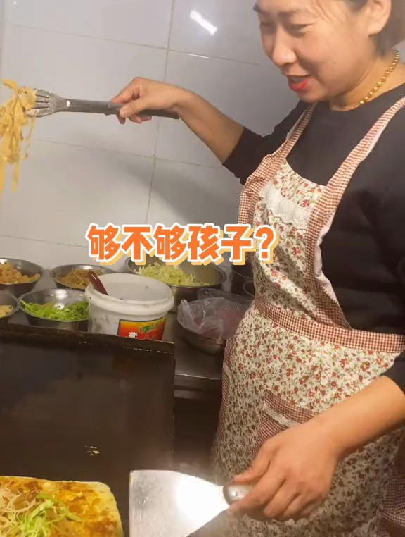 只有晚上营业的鸡蛋灌饼,一做就是12年