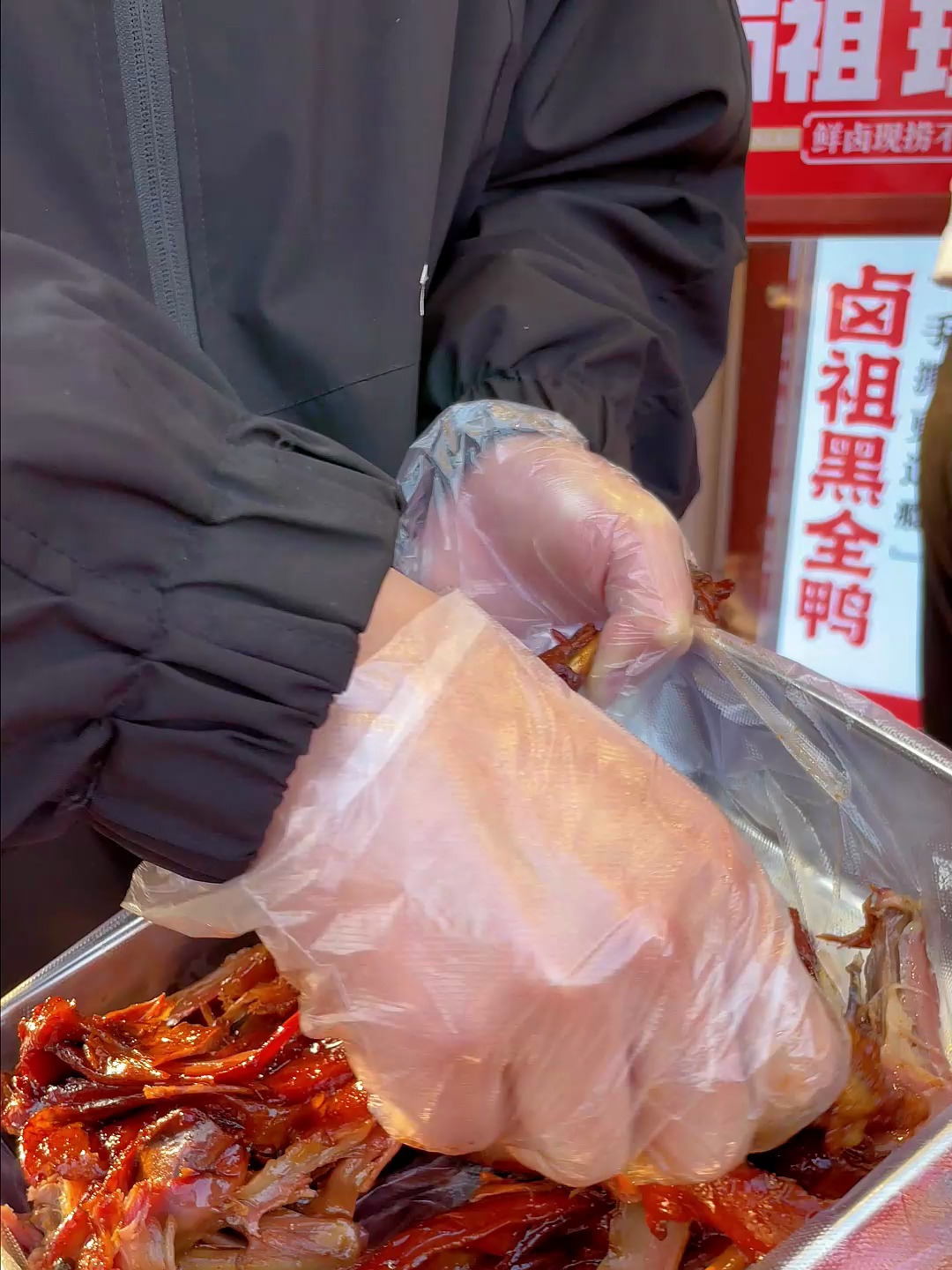 给大家分享一下我们家最好吃的黑嘴麻鸭,好吃一起吃