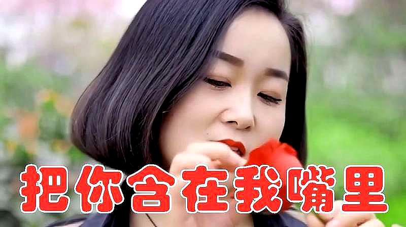 [图]痴情女歌手雨夜演唱《把你含在我嘴里》深深陶醉,听哭痴情人!