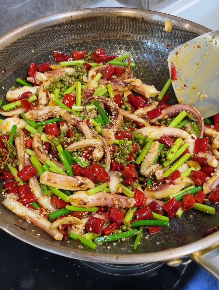 一个非常好吃的香辣鱿鱼须做法,操作简单,看完新手都能做