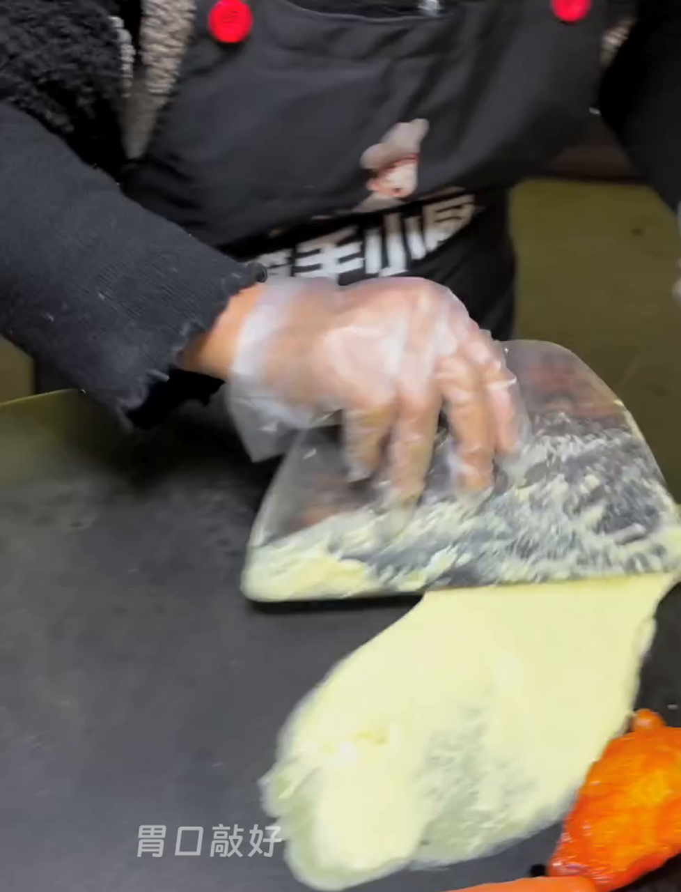 路边摊15块钱的煎饼果子,大家觉得值不值?