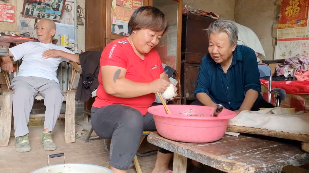 农村77岁奶奶包了26个大包子,大锅里放不下咋办?奶奶的做法绝了