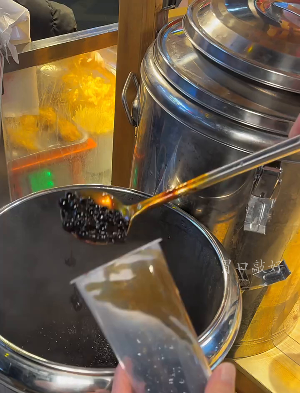 这杯巨无霸黑糖珍珠奶茶,喝到你怀疑人生!