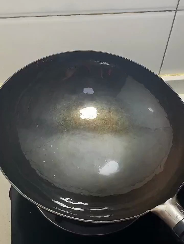 寒风凛冽中一个十六岁的落单小战士望着我泡好的香菇炖鸡面