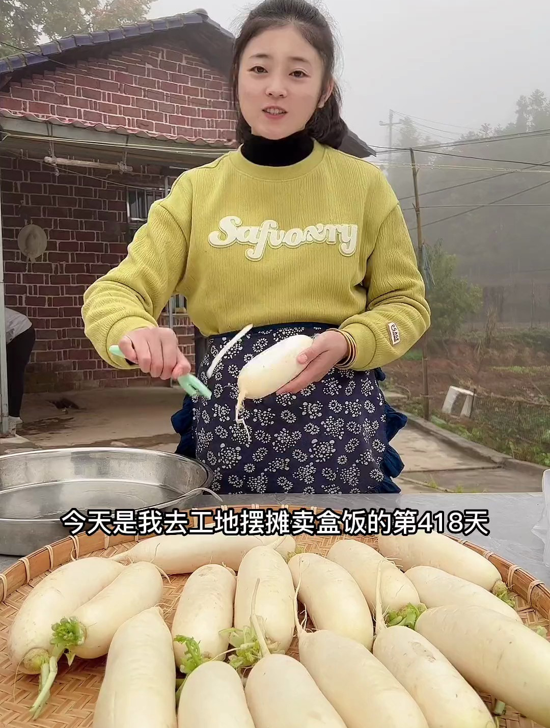 今天给工友们做了盐焗鸡爪鸡翅,回锅肉和白萝卜,三菜一汤