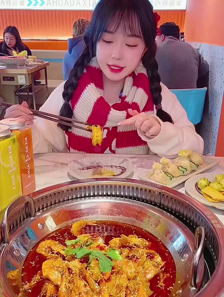 今天挑战随机抓帅哥来剥虾～长沙探店 长沙美食 阿华大虾