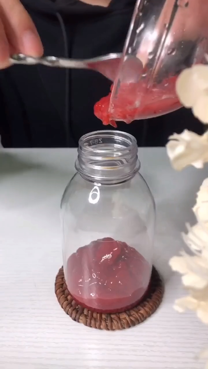 草莓酱的具体做法可以看女朋友最新的视频
