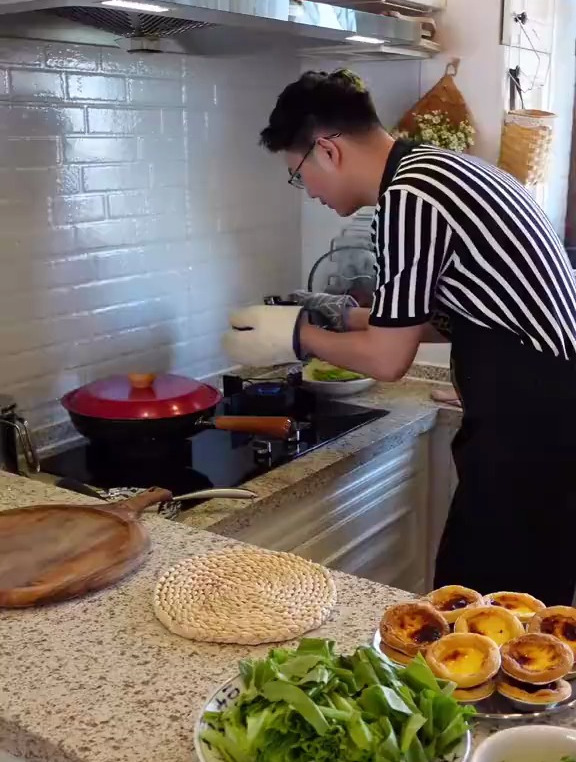 早晨起来感觉没胃口 老公安排了泡菜蔬菜饼 第一次吃,太哇塞了