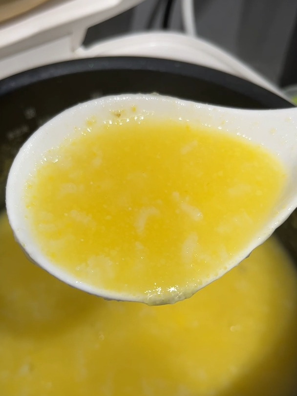 用电饭锅煮开水,水开后直接倒入这种玉米粉,第一次见