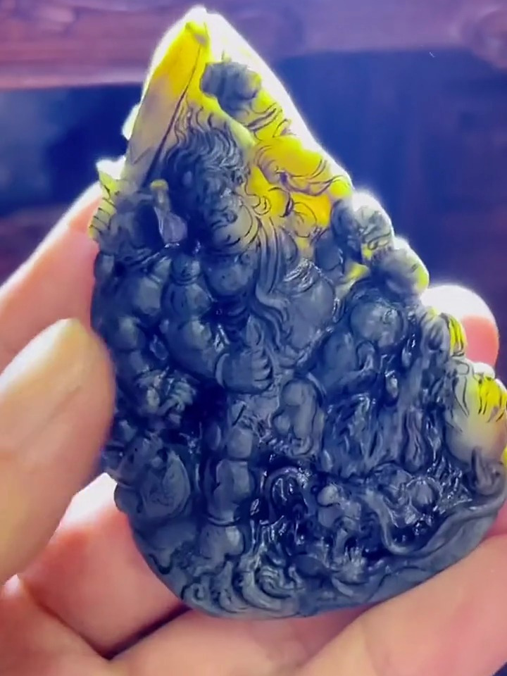 翡翠腾冲老料乌鸡黄不动明王,立体精工雕刻