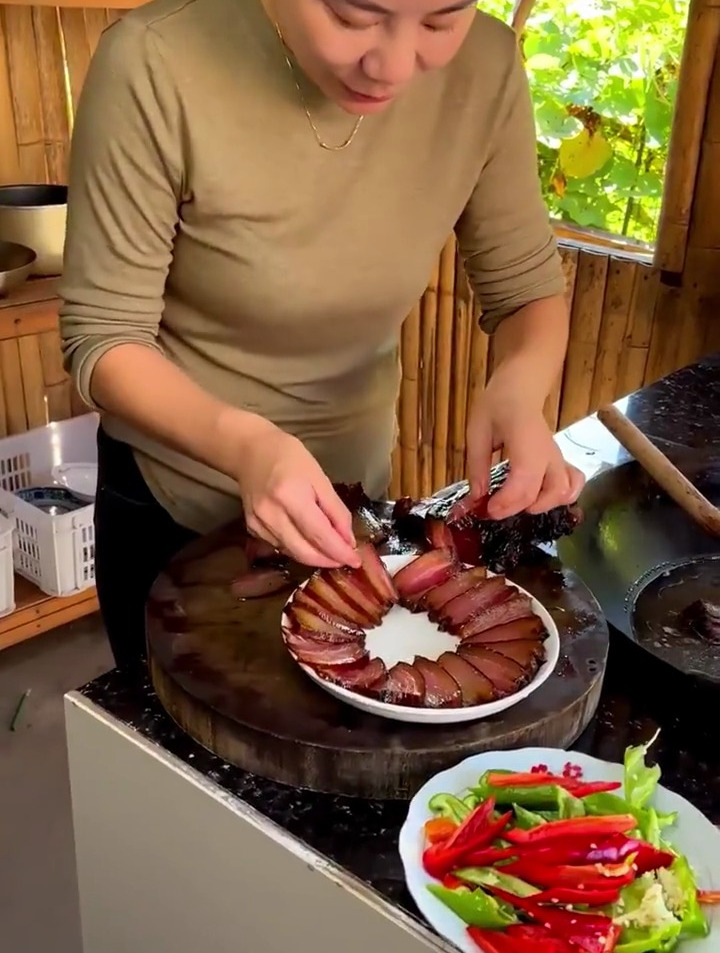 腊肉拼盘,肥瘦相间,腊香浓郁!
